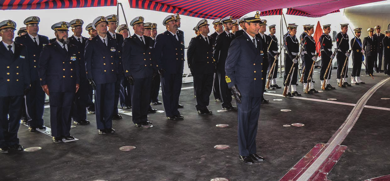 Una rappresentanza dell equipaggio di nave Fasan durante lo schieramento della cerimonia. In primo piano il comandante dell Unità, il capitano di fregata Marco Bagni.