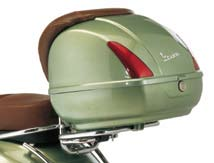 VESPA GTV KIT BAULETTO TOP BOX 623698M0XX KIT PARABREZZA WINDSCREEN KIT 624699 Kit bauletto 42 litre verniciato nel colore del veicolo, con poggiaschiena in vera pelle.