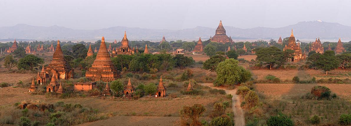 un monumento unico in arenaria che si dice sia stato il palazzo del re Manuha, il Dhammayangyi, il tempio più massiccio costruito dal re Narathu nel 1167, e il tempio Thetbyinnyu, il più alto con i