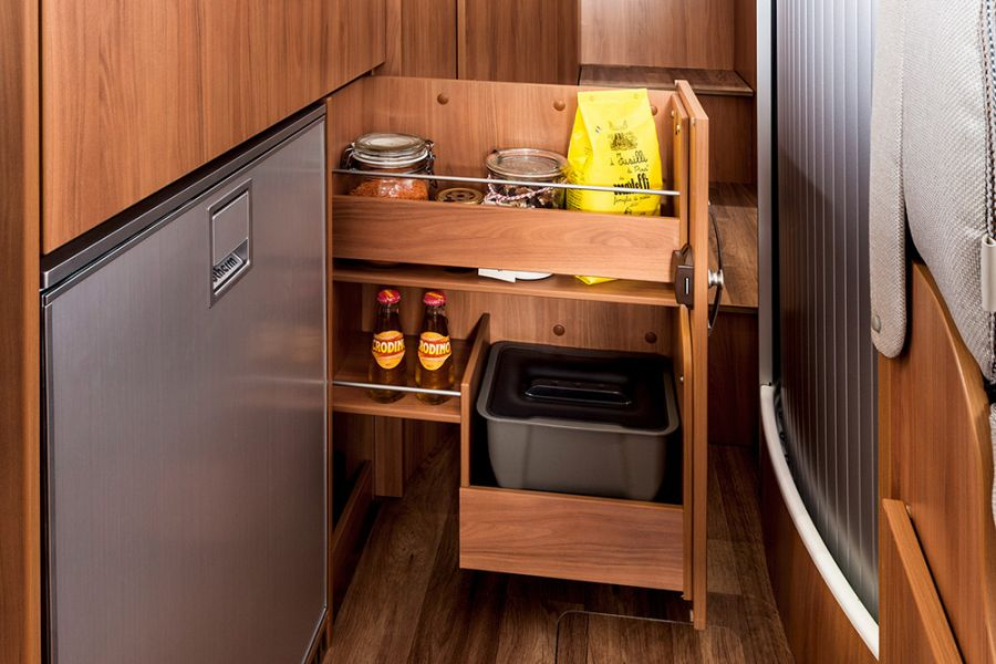 Il pratico mobile estraibile nel blocco cucina dell HYMER Van può contenere molte stoviglie e provviste per il viaggio, in modo tale che tutto possa essere messo a posto in modo pulito e ordinato.