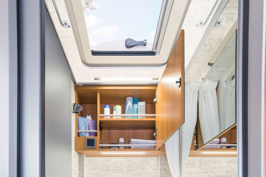 Luce diurna nel bagno compatto Il bagno compatto del Van dispone di serie di un elegante armadio a specchi con ampio spazio portaoggetti.