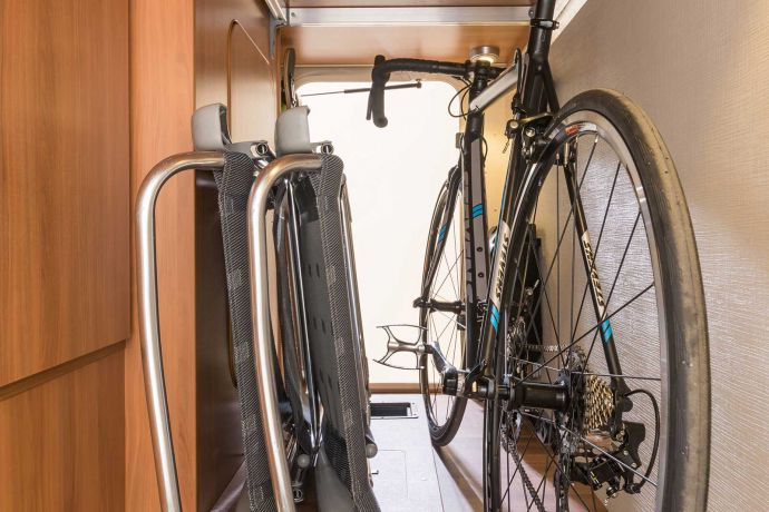 Nonostante la sua compattezza, il garage dell HYMER Van offre posto per la bicicletta o per ogni quantità di accessori da campeggio.