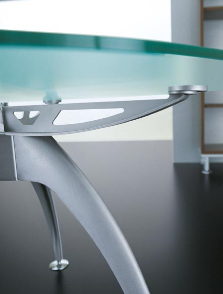 I tavoli per riunione sfruttano la struttura a trave delle scrivanie e come queste sono montate su gambe a cavalletto.