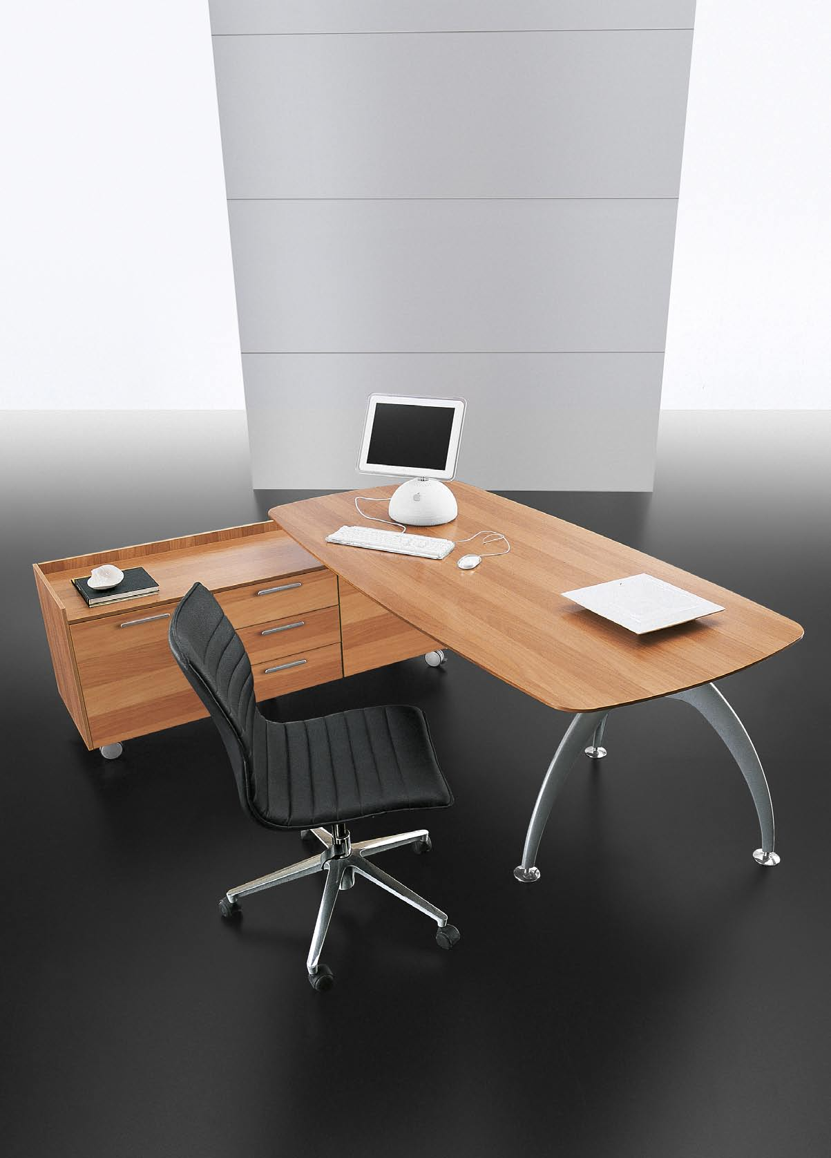 The work tops from the Nexis executive range are available in various forms and are always characterised by large dimensions, soft and warm shapes without any sharp