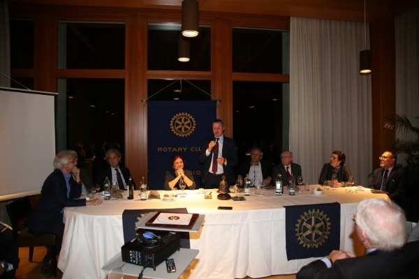 Presidente R.I.: Gary C.K. Huang Governatore Distretto 2042: Alberto Ganna ROTARY INTERNATIONAL DISTRETTO 2042 ROTARY CLUB SONDRIO Fondato nel 1952 Club padrino del Rotaract Sondrio A.R. 2014-2015 Bollettino n 9 25 novembre 2014 divenire.