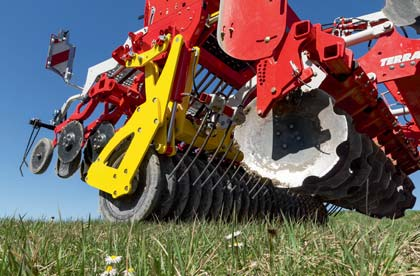 più piccoli. Il sollevamento a fine campo o per il trasporto avviene sopra il rullo packer gommato.