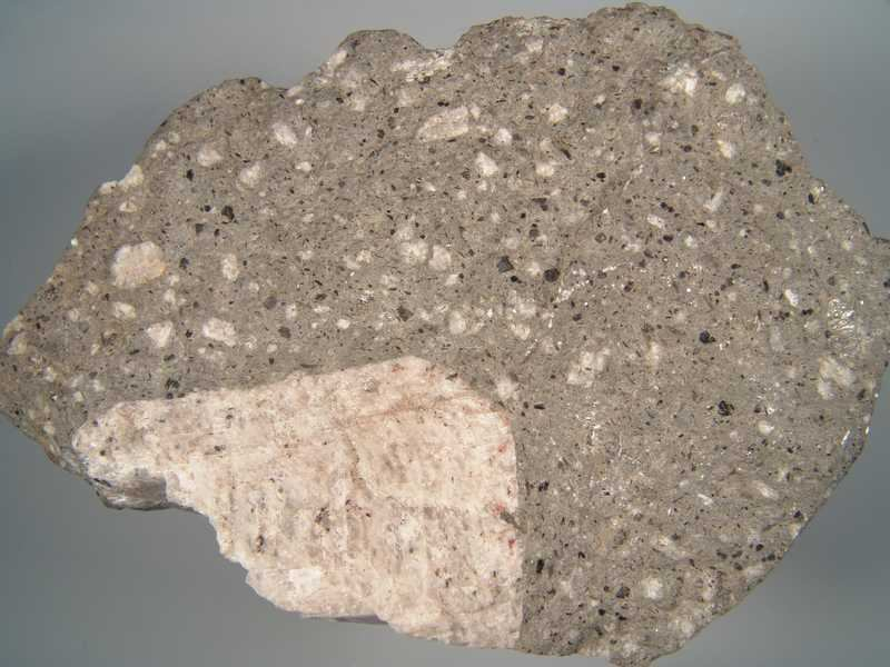 La loro tessitura varia perché le rocce intrusive si raffreddano lentamente ed hanno quindi la possibilità di cristallizzare