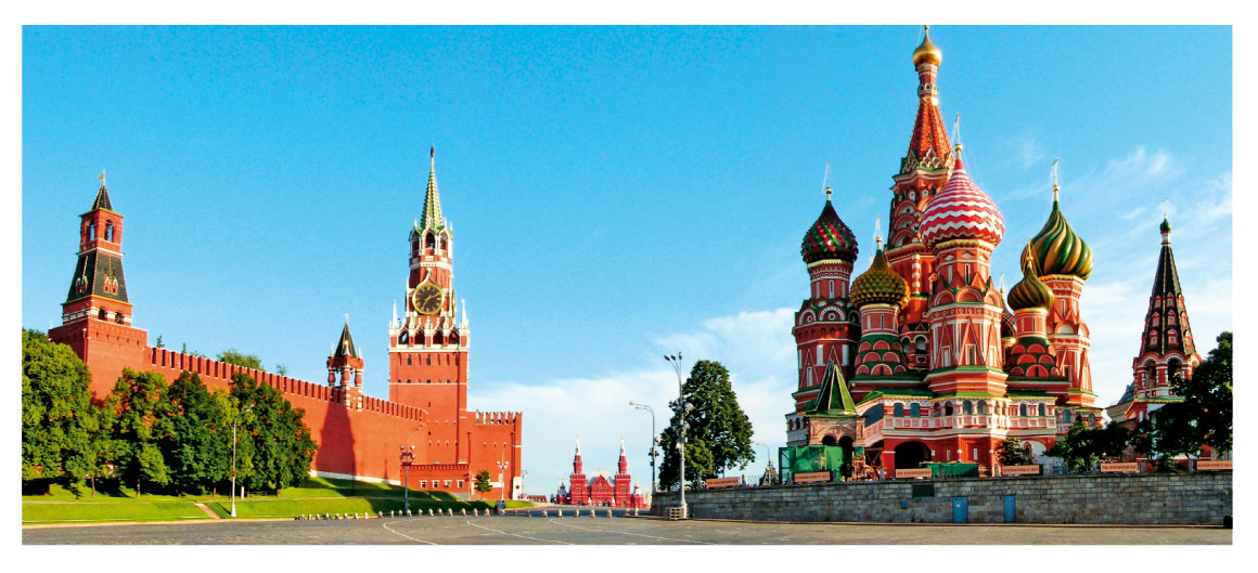 Mosca A un'estremità della Piazza Rossa è situata la cattedrale di San Basilio (1555-1560), celebre per la particolare architettura e le cupole policrome, mentre sotto le mura del Cremlino si trova