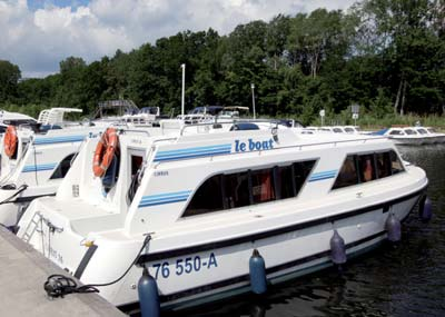 centrale con posto di pilotaggio e panca trasformabile in letto singolo Porta a vetri per accesso al solarium posteriore esterno, ideale per i pescatori Bagno con doccia, lavandino e toilette 10.