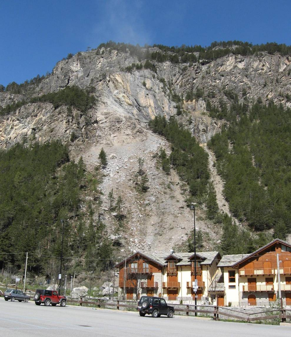 Il 21 maggio 2010 alle ore 19:15, alcuni blocchi si sono staccati dalla parete delle Rocce del Rouas; nella stessa serata, alle ore 20:40, si è verificato un ingente fenomeno di crollo, che ha