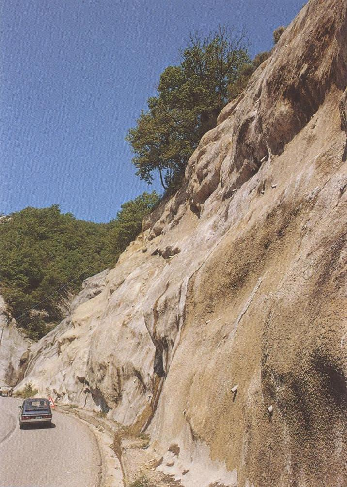 Tale impermeabilizzazione,, impiegata solitamente su pareti sub-verticali, ha come scopo precipuo quello di impedire l alterazione della roccia dovuta agli agenti