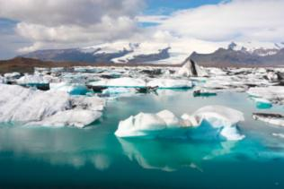 Il tour inizia andando da Reykjavík verso la Penisola di Reykjasnes, dove si trova la Laguna Blu, piscina geotermale unica, caratterizzata da acque calde naturali nel mezzo di un campo lavico.