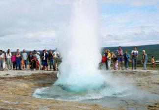 Nella valle di Haukdalur si trova Strokkur, il geyser che spruzza vapore e acqua calda ad intervalli di tempo brevi e la maestosa cascata d Oro Gullfoss, dalla portata di 140 metri cubi al secondo.