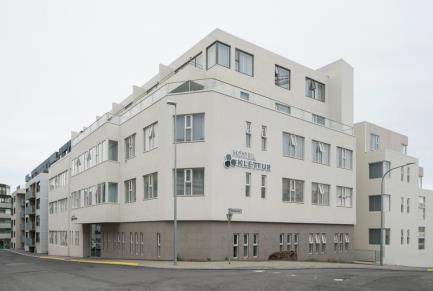 A 5 minuti dall hotel si trova la grande piscina geotermica Laugardarlslaug e anche Höfði, l