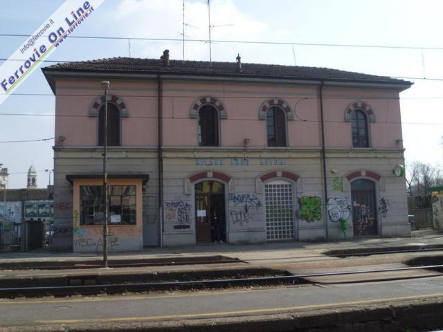 La stazione ferroviaria di Milano Affori sostituisce invece il preesistente impianto sulla linea ferroviaria Milano-Seveso-Asso di FNM, situato