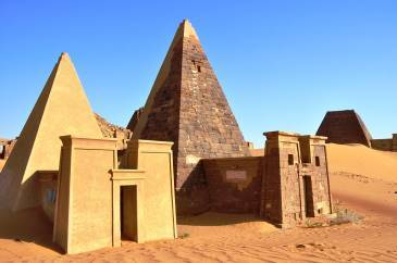 Giorno 08 : Giovedi 20 Aprile Meroe/Mussawarat/Sufra/Naqa Dopo la colazione visiteremo le piramidi e la citta reale dell antica MEROE (Metropolis), dove ammireremo le rovine del tempio, i