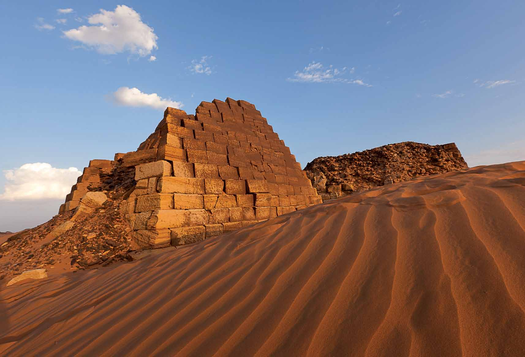 Le Necropoli dell antica Meroe localizzate nel deserto a circa 3 km dal Nilo su alcune colline di sabbia, con, in particolare, una piramide della Necropoli Sud.