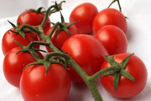 Il pomodoro, pertanto, va consumato sia cotto, per assimilare meglio il licopene, sia crudo, per l apporto vitaminico e minerale.