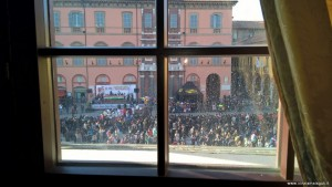 Imola, Piazza Matteotti vista da una sala di Palazzo Riario, Sersanti durante già il Carnevale dei Fantaveicoli Palazzo Sersanti ex Riario