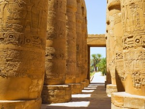 Antica Tebe (Karnak e Luxor) con la sua necropoli (Valle dei Re e Valle delle Regine) Visitare l antica Tebe con i superbi templi di Luxor, Karnak e Hatshepsut significa ripercorrere oltre mille anni