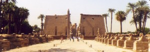 Egitto, Luxor, ingresso sito archeologico Il tempio di Luxor si trova a circa tre chilometri a sud di Karnak a cui è collegato attraverso il Viale delle Sfingi.