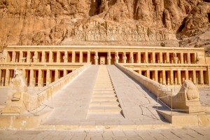 Egitto, ingresso al tempio di Luxor Sfingi e viale delle Sull altra riva del Nilo sorge la necropoli della Valle dei Re e delle Regine, dove si trovano il meraviglioso ed imponente tempio a gradoni,