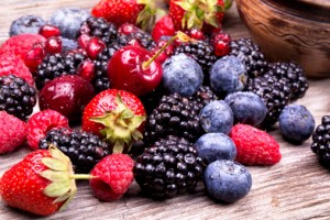 rossi ad alto potere antiossidante More, mirtilli, ribes, fragole, lamponi, uva spina sono una straordinaria fonte di polifenoli (antocianine), vitamine ed acido folico.