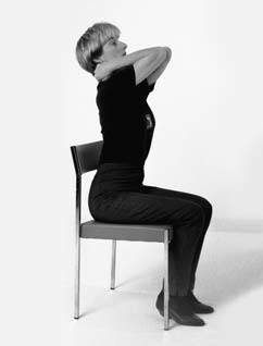 Undicesimo esercizio - Per la parte dorsale della colonna vertebrale. Posizione di partenza Seduti con schiena diritta, ripiegare le braccia dietro la nuca, gomiti rivolti in fuori.