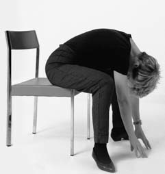 Dodicesimo esercizio - Stiramento della muscolatura delle spalle. Posizione di partenza Seduti con schiena diritta, lasciare cadere le braccia inerti fra le cosce.