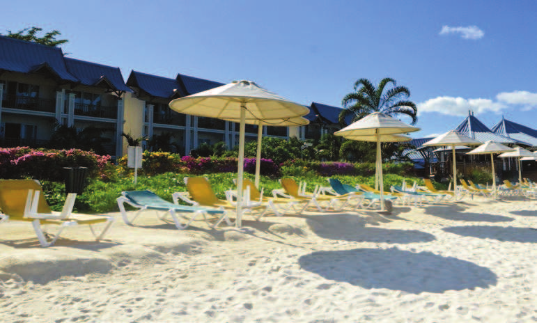 MAURITIUS VeraResort Pearle Beach Resort & SPA LA SPIAGGIA La spiaggia di sabbia bianca e fine è attrezzata con ombrelloni e lettini gratuiti (sino a esaurimento).