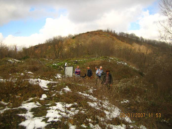 Sul crinale transita il Sentiero dell Ardesia, diretto a sinistra verso la Basilica di San Salvatore dei Fieschi e a destra verso il Monte Capenardo e oltre. I segnavia sono assenti o illeggibili.