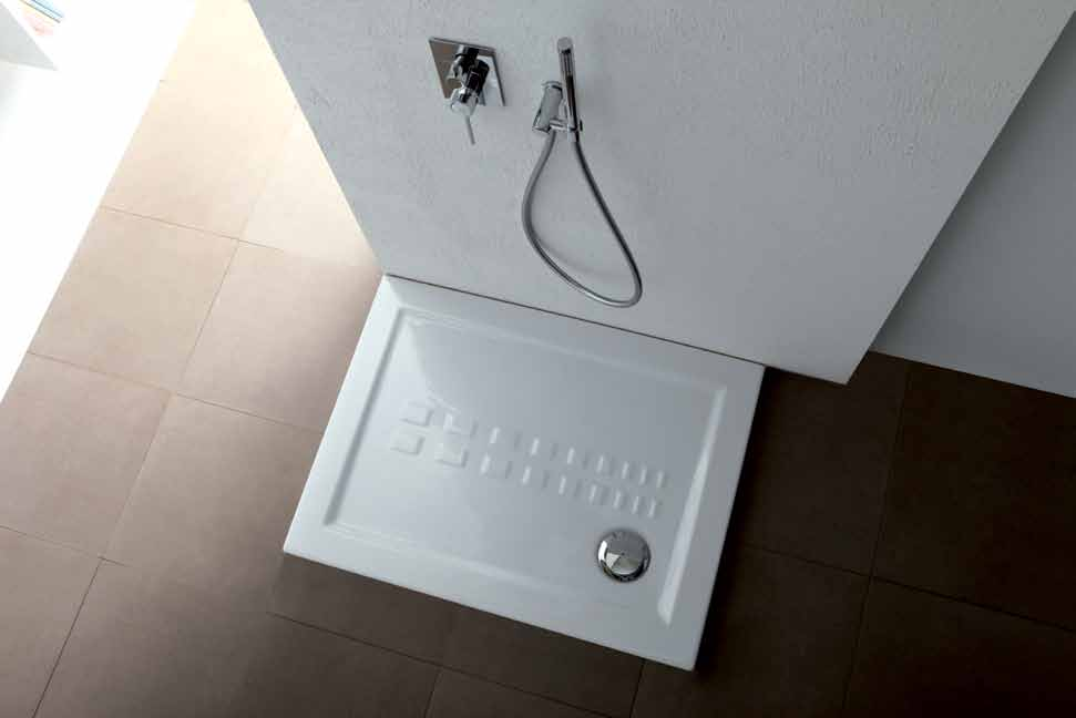 Serie IBIS Piatto doccia XTRA PIATTO in ceramica con antiscivolo. XTRA SLIM ceramic shower tray with anti-slip pattern.