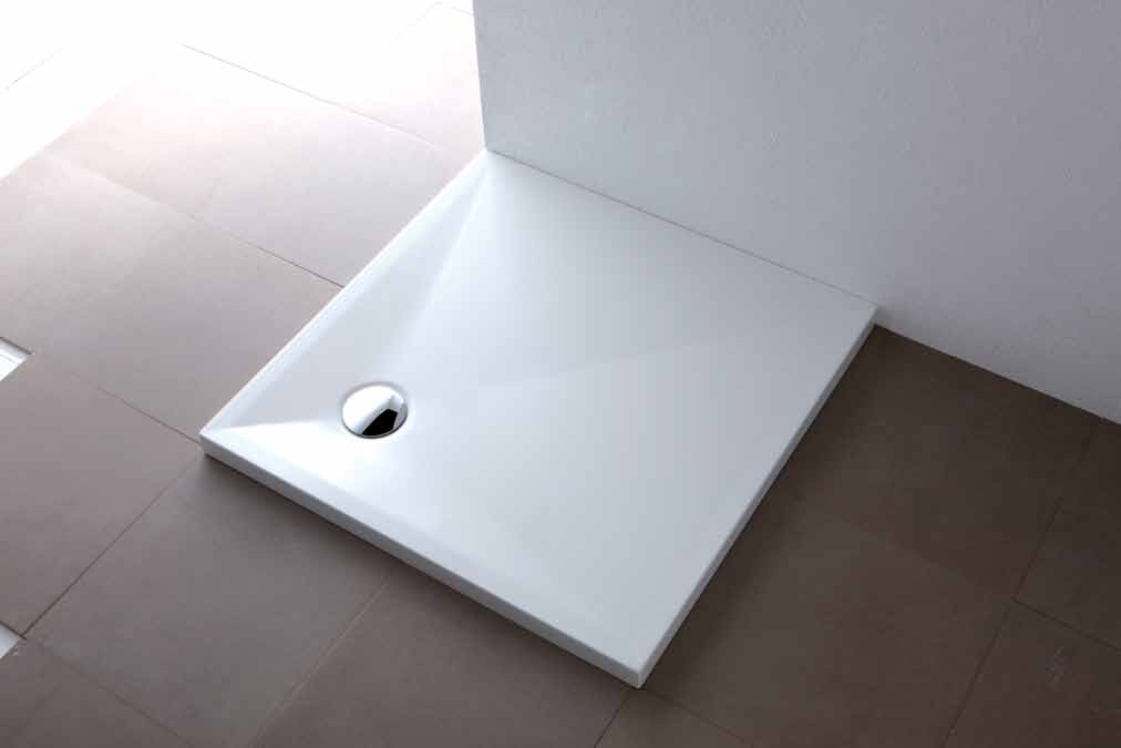 Serie K Piatto doccia in marmo artificiale, fondo basso. Possibilità di installazione a filo pavimento. Solid shower trays made in castle marble. Installation floor level possible.