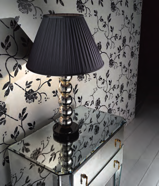 LTD36/1 Lampada da tavolo in stile Déco a 1 luce con base formata da sfere in vetro specchiato e legno laccato nero lucido. Paralume in tessuto plissé nero.