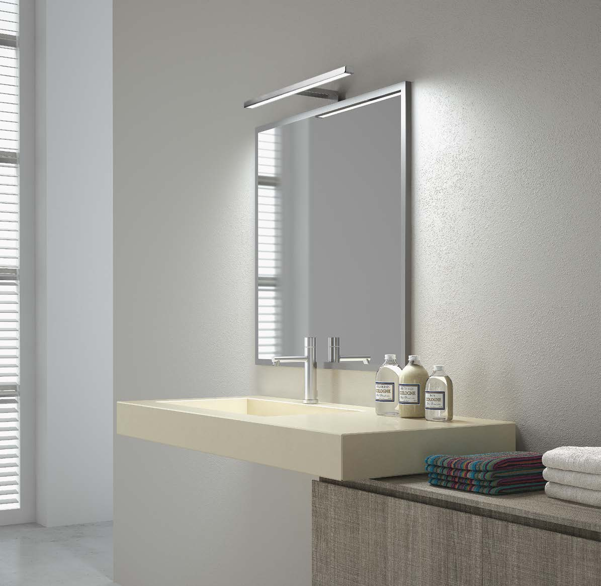 12 NITE NITE design DOMUS Line Applique per specchiera da bagno a proiezione diffusa Materiali: lega metallica Finiture: cromo lucido Sorgente luminosa: modulo LED SMD Tipo di applicazione: