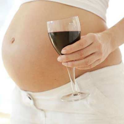 Alimentazione e gravidanza ALCOL Anche il consumo di alcol va contenuto durante la gravidanza e soprattutto durante il primo ed il secondo mese di gestazione in cui avviene la formazione dei diversi