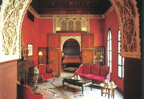 Suite Rossa: (140 mq) Affacciata sul patio con una grande sala con soffitti in legno dipinti a mano è costituita da due camere