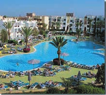 una spiaggia privata di sabbia SPIAGGIA finissima situata nella splendida baia di Agadir,lunga oltre 10 km. Affacciato sulla bella baia di Agadir ai bordi di una grande spiaggia privata.