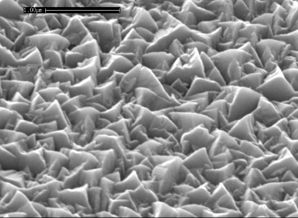 J (ma/cm 2 ) Quantm Efficiency Film sottili di silicio: intrappolamento della radiazione solare Sviluppo di elettrodi frontali di ZnO depositati con