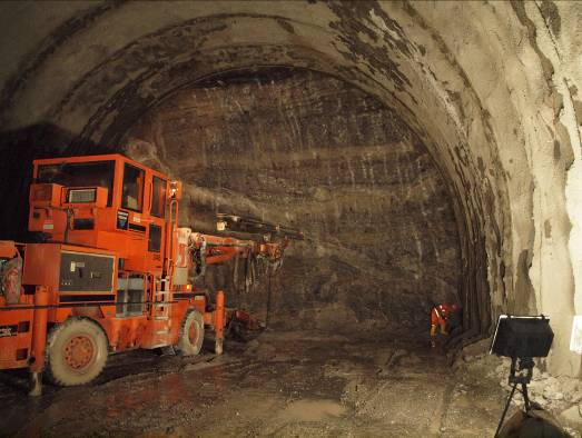 13 PONTEBBANA DISSESTI CAUSATI DALL ALLUVIONE DEL 29 AGOSTO 2003. INTERVENTI DI RIPRISTINO DELLA SEDE STRADALE DAL KM. 173+000 AL KM. 214+000 E VARIANTE IN GALLERIA DAL KM. 186+000 AL KM.