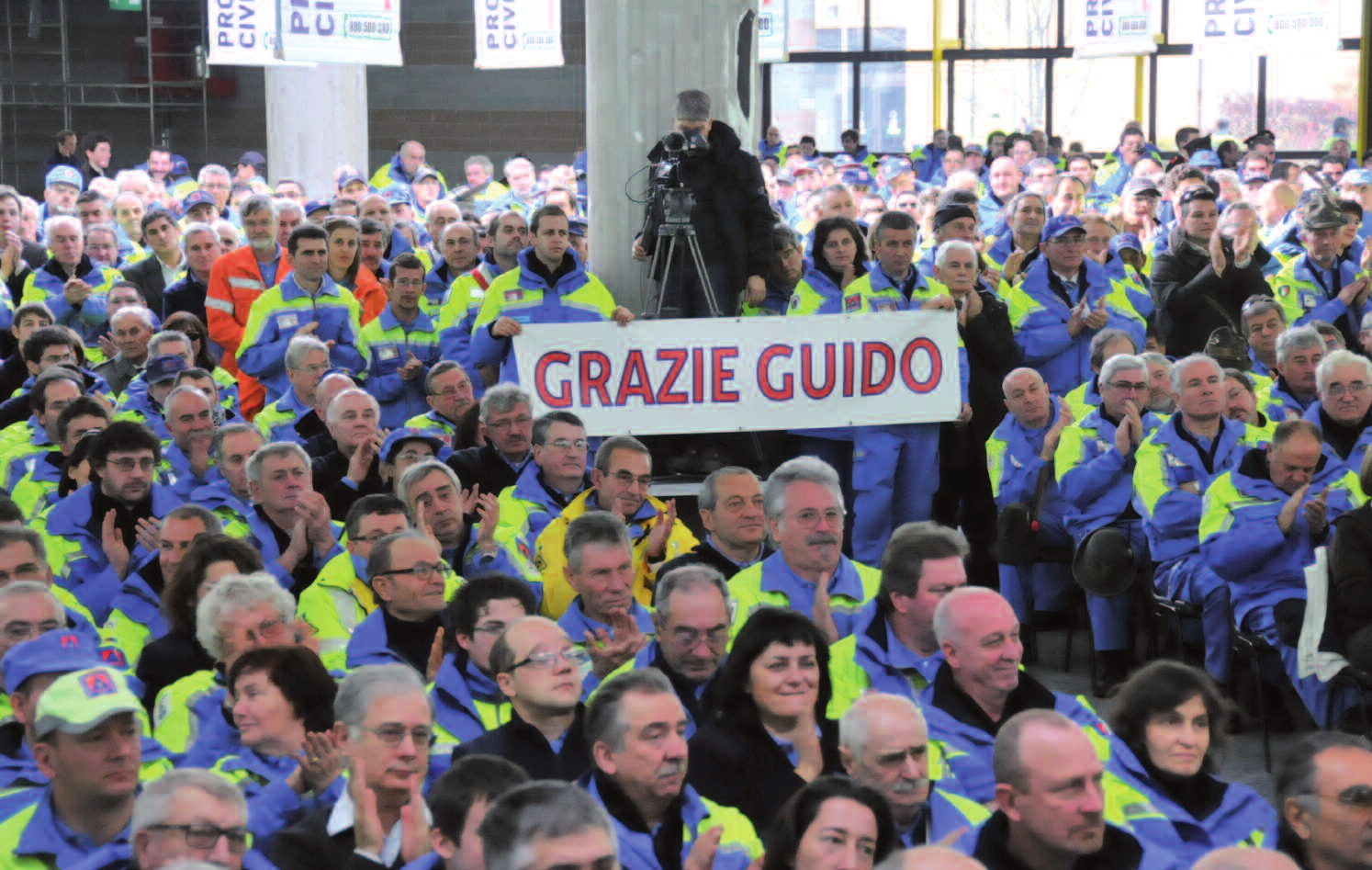 REGIONE FRIULI VENEZIA GIULIA Lo striscione dei volontari friulani in onore di Guido Bertolaso gente - ha