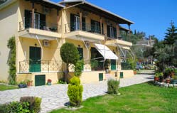 Residence Villa Verde Fenia Agios Ioannis LEFKADA Posizione: a 500 mt dalla spiaggia e 2 km da Lefkada città, Agios Ioannis è un area turistica caratterizzata da costruzioni eleganti immerse nel