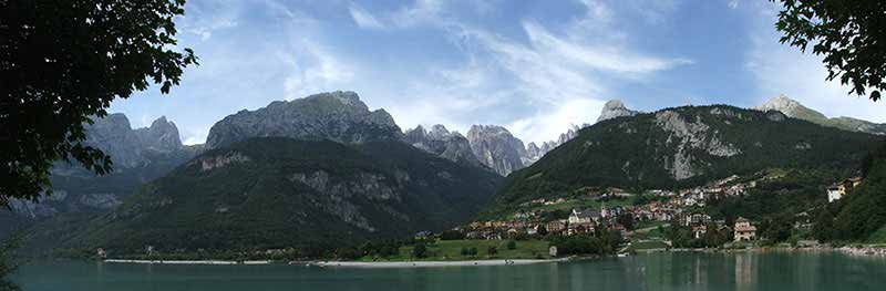 Il paese Situato sulle rive dell'omonimo lago nel Trentino occidentale, sorge ai piedi delle Dolomiti di Brenta e del massiccio della Paganella, all'estremità