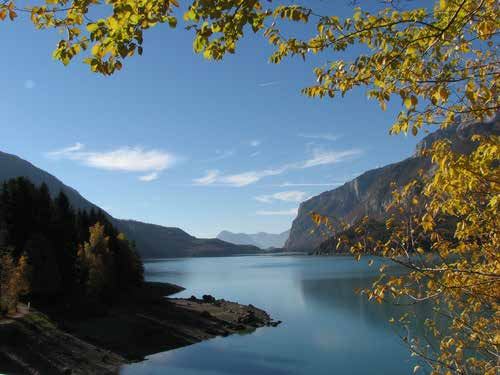 Il parco, il lago e l'accesso privilegiato alle cime delle Dolomiti di Brenta ne fanno da più di un secolo una rinomata località turistica.