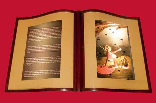 5 Sheba Chhachhi Swara, Illuminated book lightbox in legno, stampa digitale su