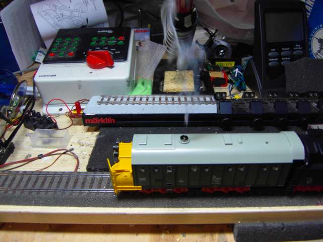 Foto n. 16: prova di funzionalità sul banco di prova, alimentato da una Control Unit 6021, del dispositivo fumo.