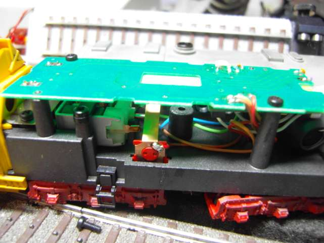 Un trucco per evitare problemi Foto n. 12: il motore della fresa a sinistra, al centro la lamella del dispositivo fumo. La posizione della lamella (foto n.