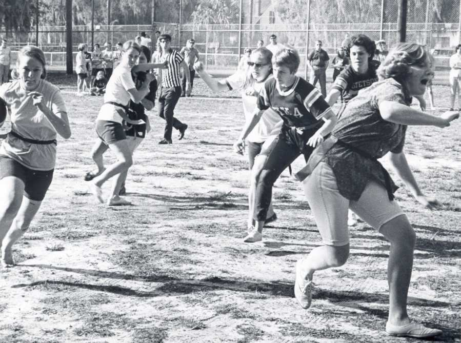 1. IL FLAG FOOTBALL E una disciplina sportiva tipicamente americana che nasce, nelle basi militari nei primi anni 40, come attività ricreativa e che si è sempre più diffusa nelle scuole (intramural