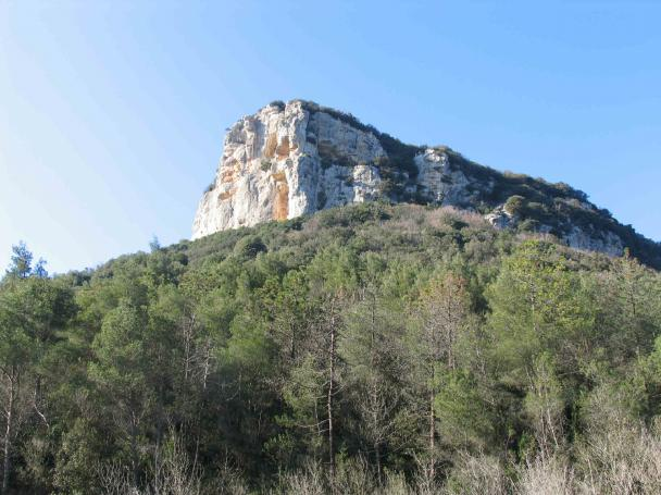 Occorre prestare la massima attenzione ai segnavia, che specialmente nei bivi, appaiono carenti d informazioni sulle strade da prendere.