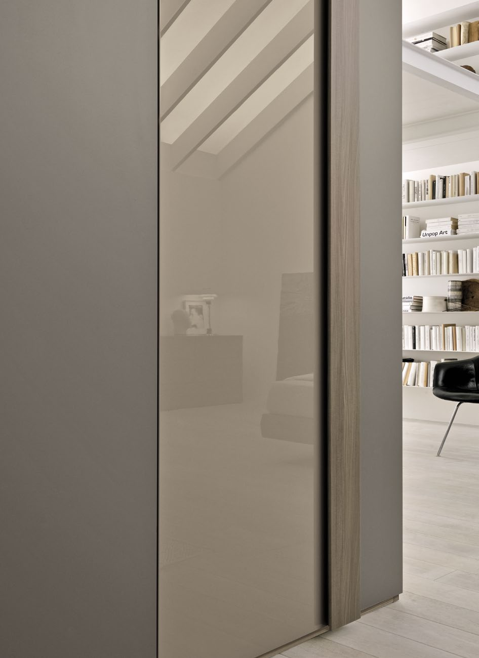 clean line wardrobe with smooth door, enriched A by the new finishes and handles that allow